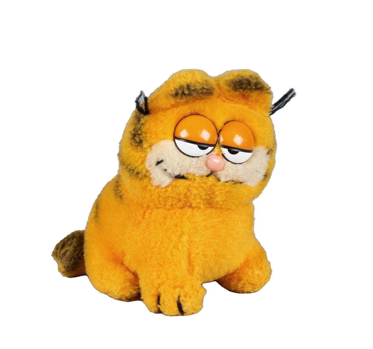 Leksak. Katten Gustaf (Garfield). Gulorange färg med svarta ränder på rygg och svans. Sömniga runda ögon i orangefärgad plast och ljusröd nos.