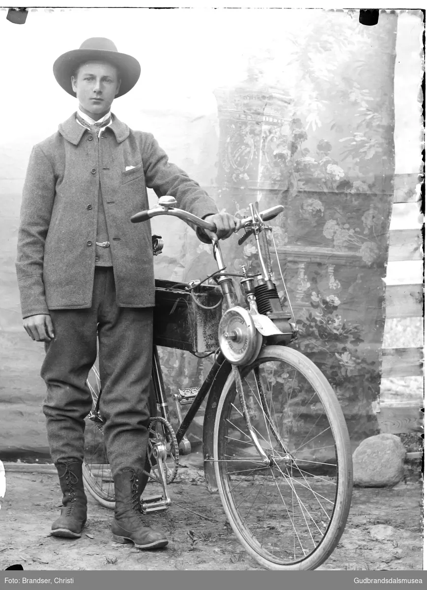 Rolv Ånstad (f. 1887) med sykkel med drivhjul (Kummehjul?)