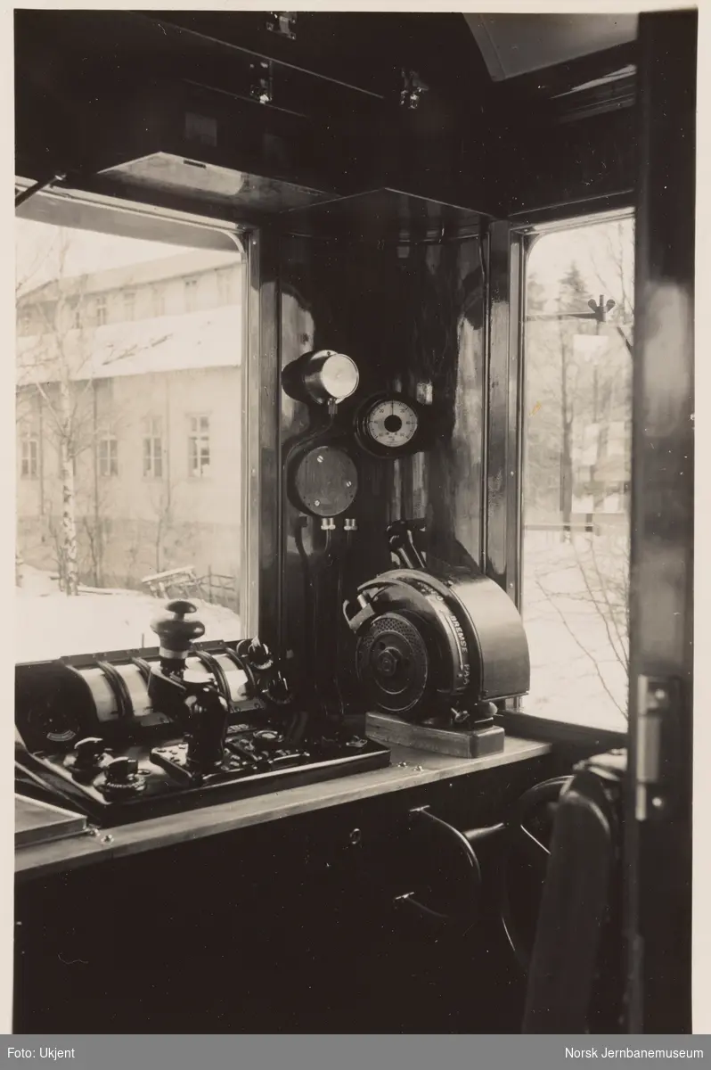 I førerrommet på elektrisk motorvogn til Hardangerbanan litra Co-m nr. 18505 ved leveranse fra Strømmens Værksted