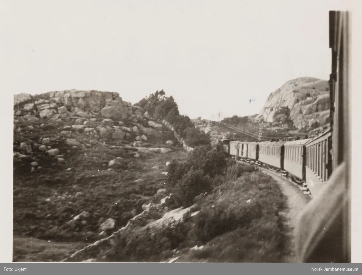 Damplokomotiv med persontog nær Vatnamot holdeplass mellom Hellvik og Ogna stasjoner