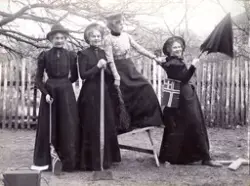 Gruppebilde, kviner.
18. maistemning 1899.
Fra venstre:
1. S