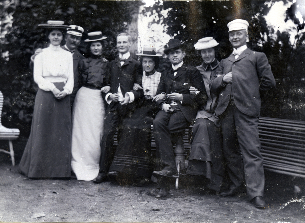 Gruppebilde, kviner og menn.
I Strømstad 1902.
Fra venstre:
1. Edith Johansen
3. Bjørn Hansen
Bilde er fra fotoalbum GM.036887.