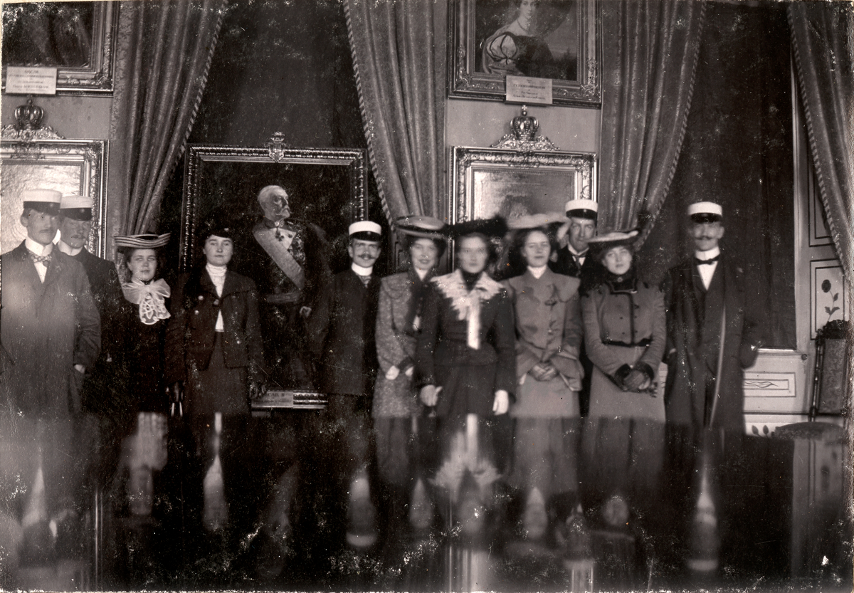 Gruppebilde, kviner og menn.
I kongesalen, Skokloster slott 17. mai 1903.
Bilde er fra fotoalbum GM.036887.