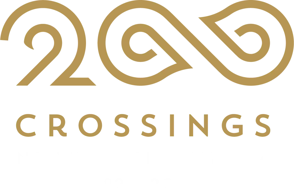 Engelsk logo for 2025 jubileet. Logoen illustrerer en knute som kan se ut som et infinitisymbol og har teksten "Norge og Nord Amerika"