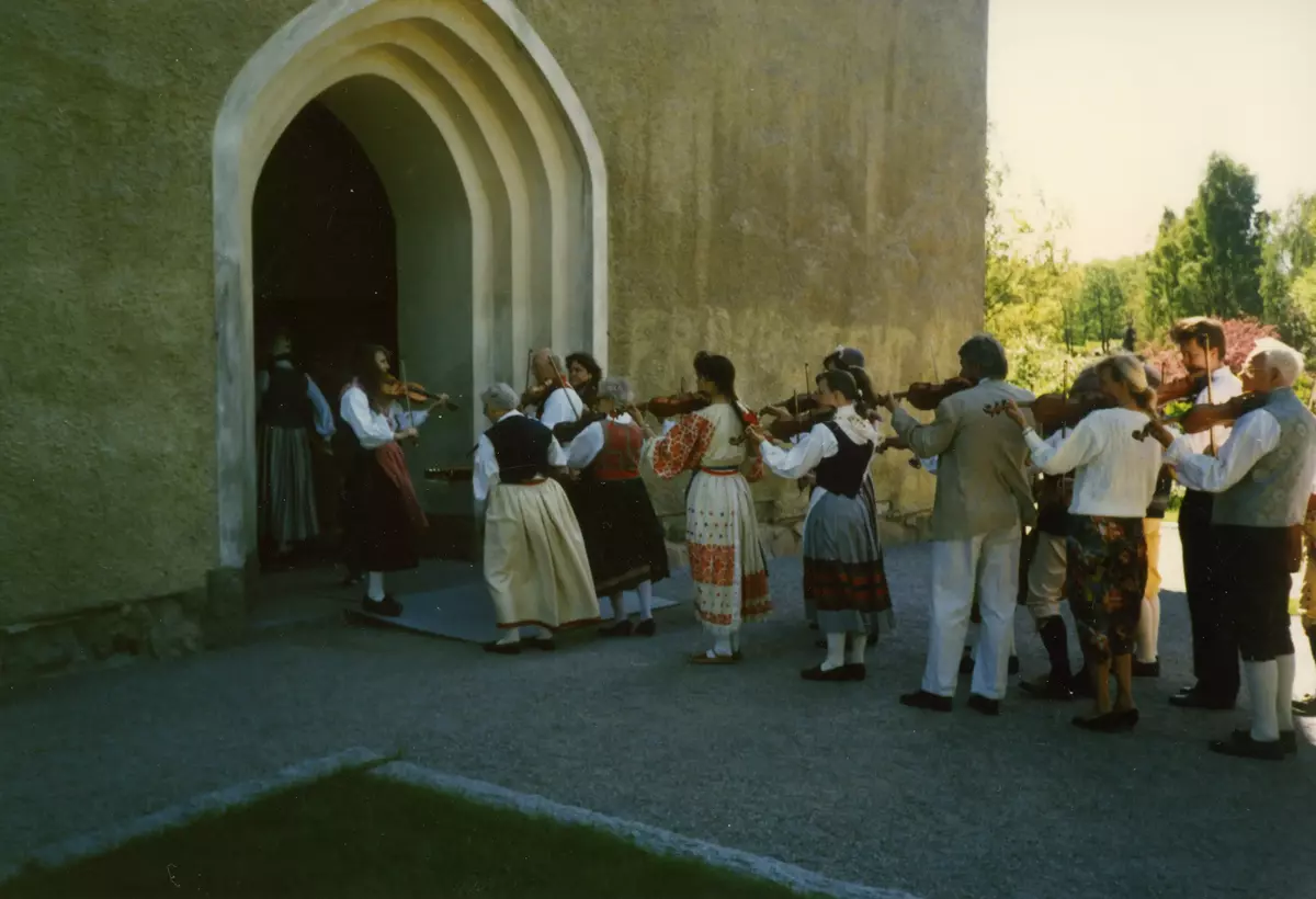 Danderyds kyrka maj 1989.
Folkdanslagets spelemän går in genom porten.