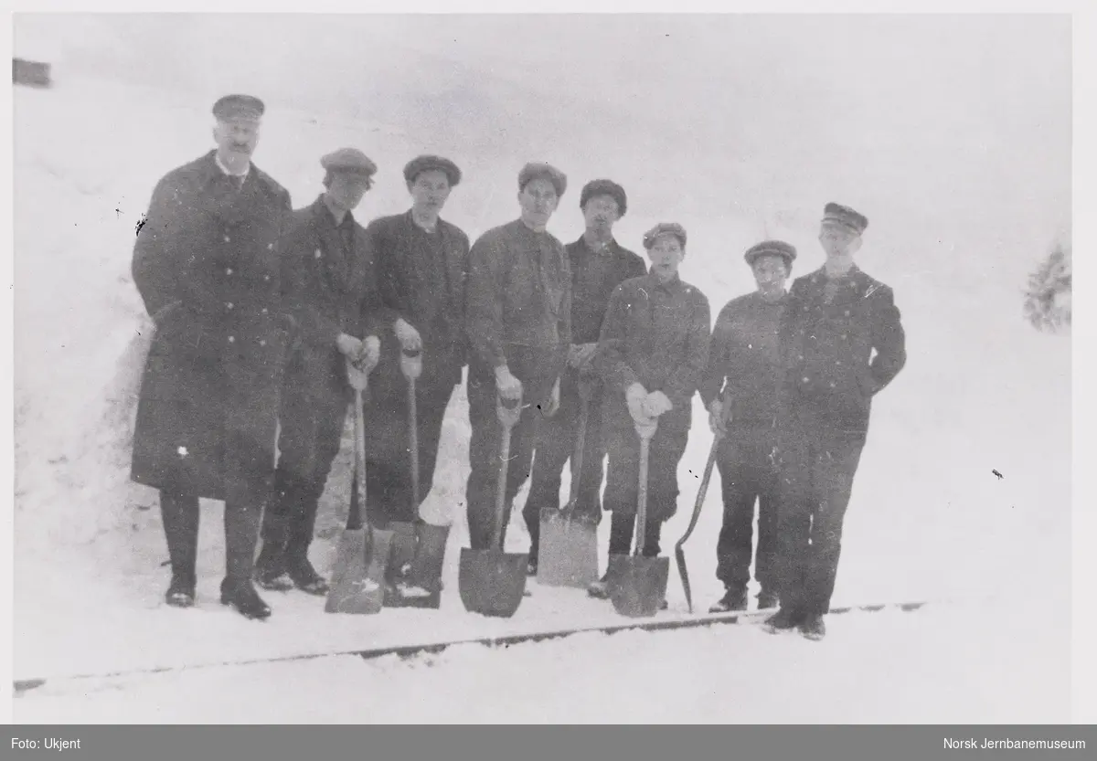 Snøryddingsmannskaper på Sperillbanen i 1957, banens siste driftsår