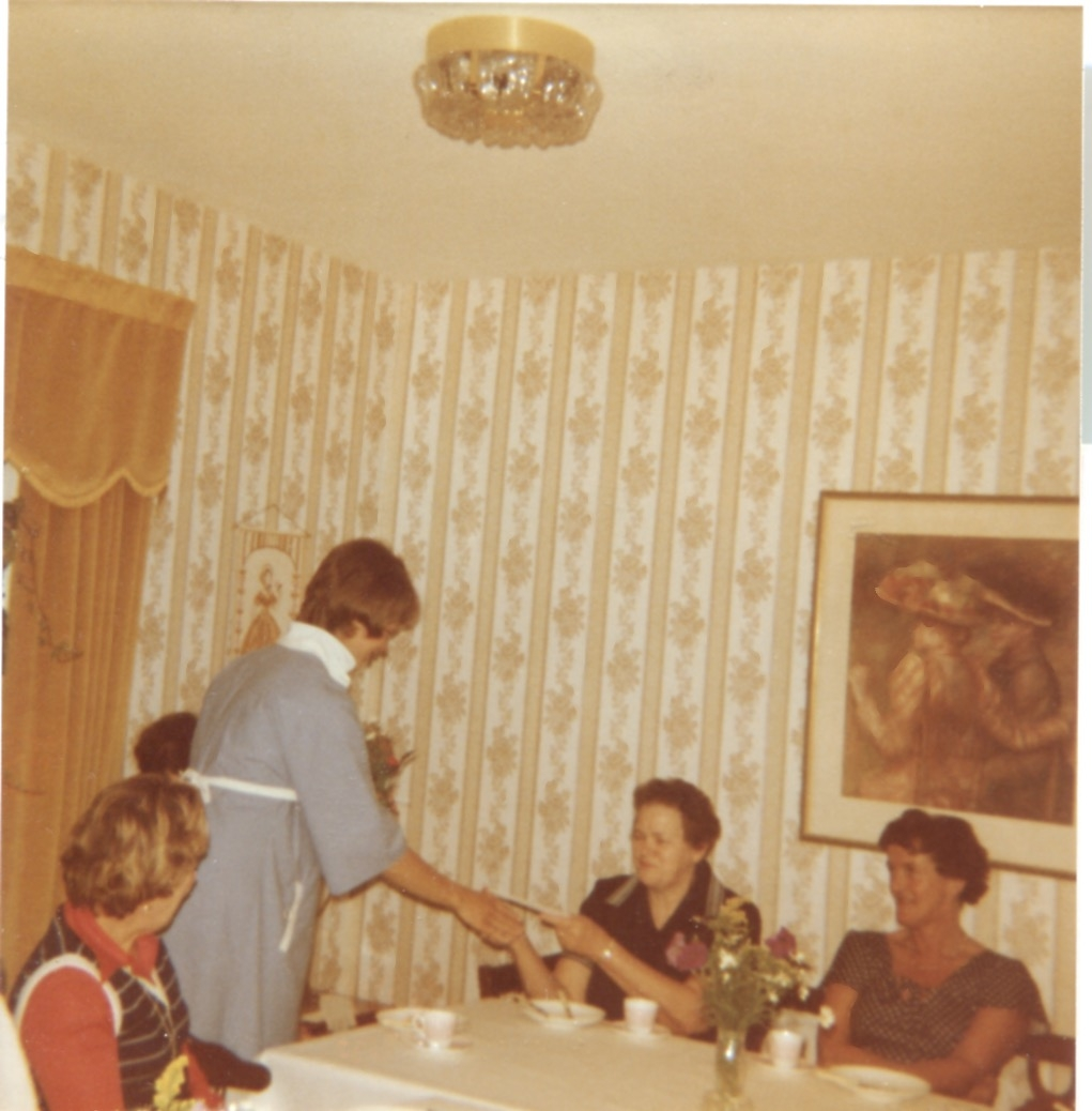 Fikastund för personalen på Brattåshemmet 1970-tal. Namnuppgifter saknas.