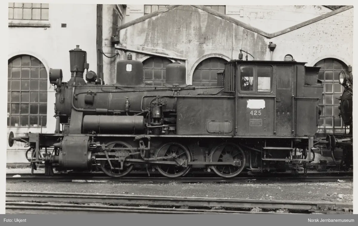 Damplokomotiv type 25d nr. 424 utenfor lokomotivstallen i Bergen