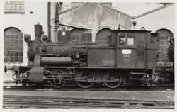 Damplokomotiv type 25d nr. 424 utenfor lokomotivstallen i Be