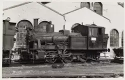 Damplokomotiv type 25b nr. 339 utenfor lokomotivstallen i Be