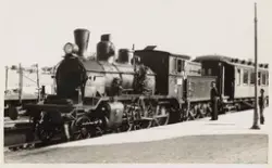 Damplokomotiv type 21b nr. 312 med persontog på Kragerø stas