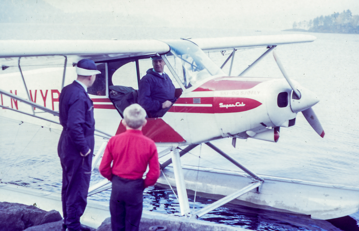 Arne Gofjeld fører flyet sitt.  1973. Trolig Sverre Gofjeld ved brygga.