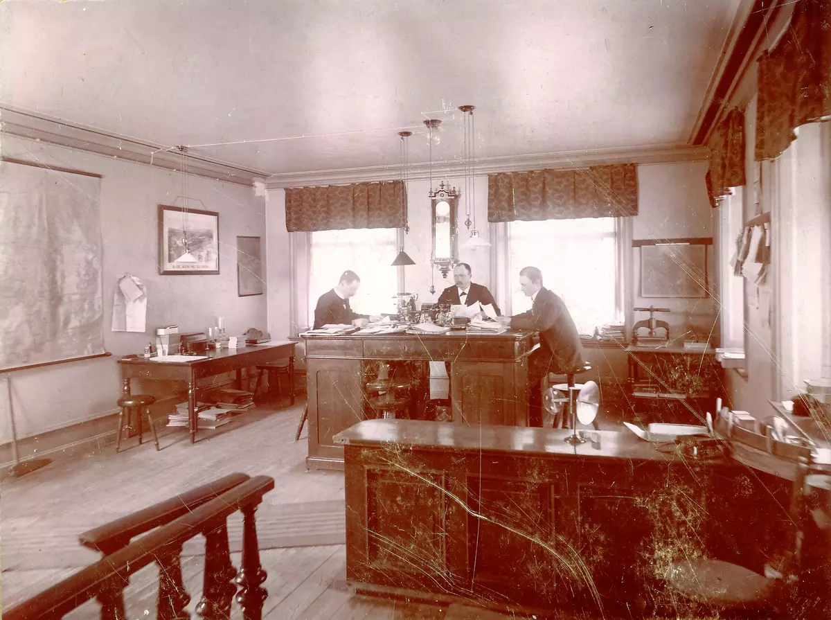 Brukskontoret vid slutet av 1890-talet. Till vänster kamrer Sven Lundberg och mitt emot honom ingenjörerna J F Lundqvist och Richard Björkman.