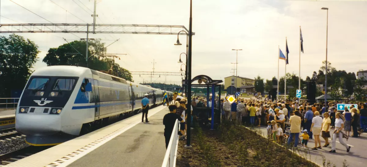 SJ X2000-tåg vid invigningen av Svealandsbanan den 9 juni 1997.