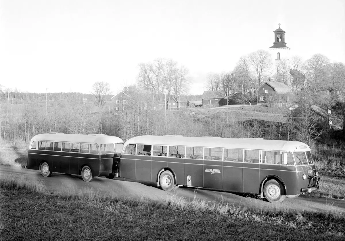 Wallins buss vid Turinge kyrka. Bussen med släpvagn tog 109 passagerare, varav 45 i släpvagnen. Bussen är en av två Scania-Vabis modell B22 i Isac Wallins ägo och var tillverkade 1946 respektive 1948. Släpbussen tillverkades av Molinverken i Eskilstuna. Ekipaget var ett av Sveriges längsta.

Bilden från Scanias bildarkiv