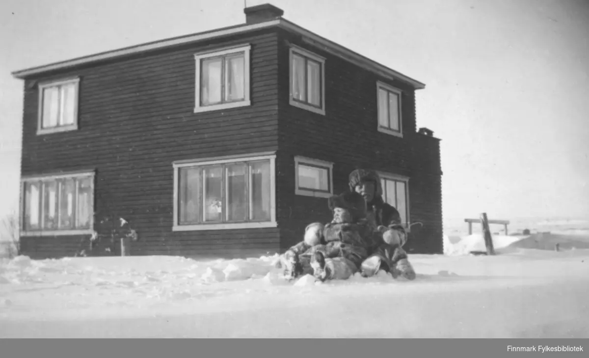 Lebesby familien sitt første hus i Damsveien, som brente 22. mars 1943. To barn leker utenfor huset.