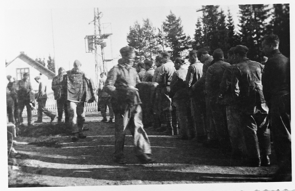 Antatt mannskaper tilhørende Arbeidstjenesten (AT) et sted i Vestre Toten ca. 1943.