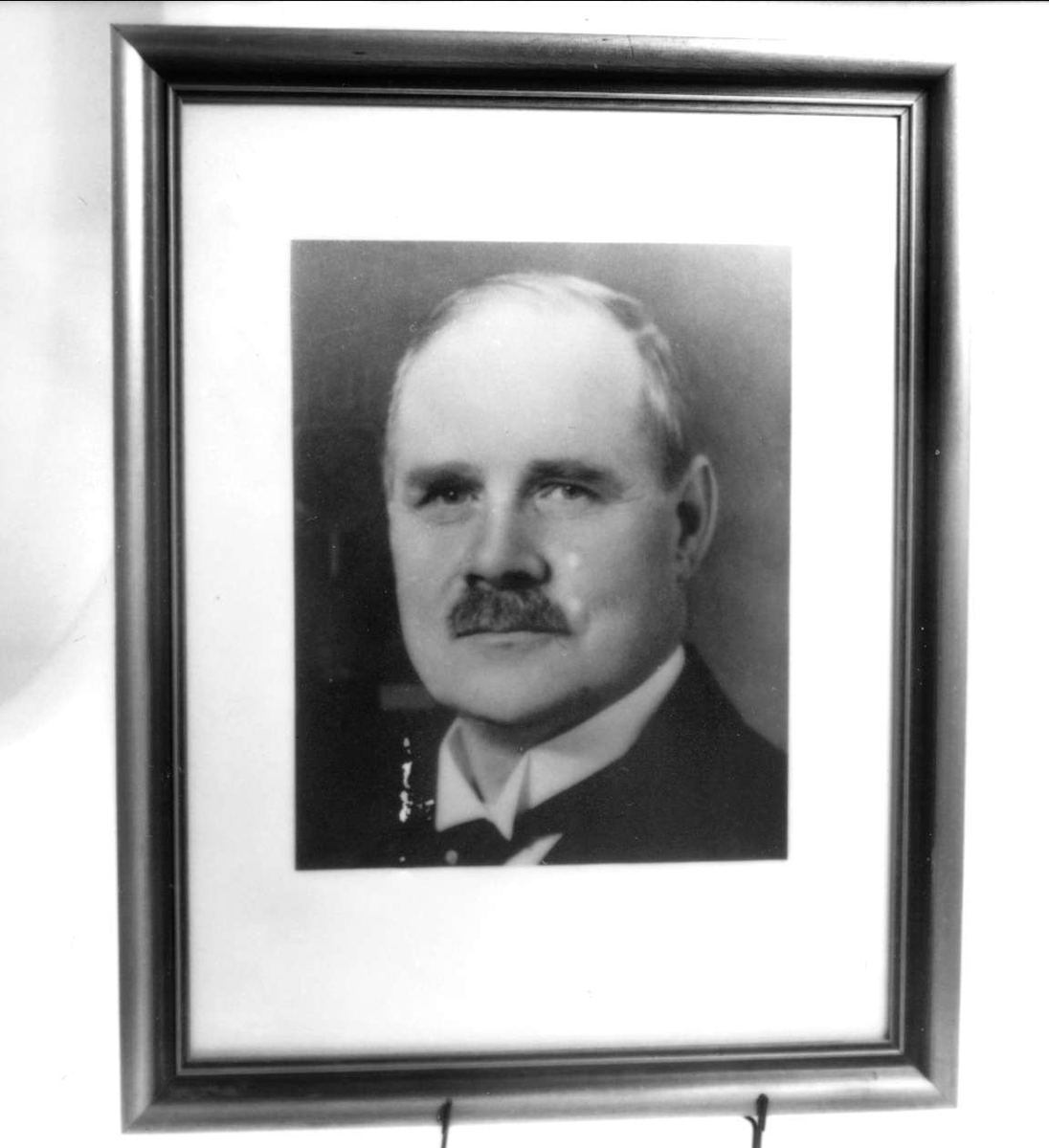 Foto föreställer grundaren av Hästens skofabrik - Lars Erik Larsson, död 1941. 