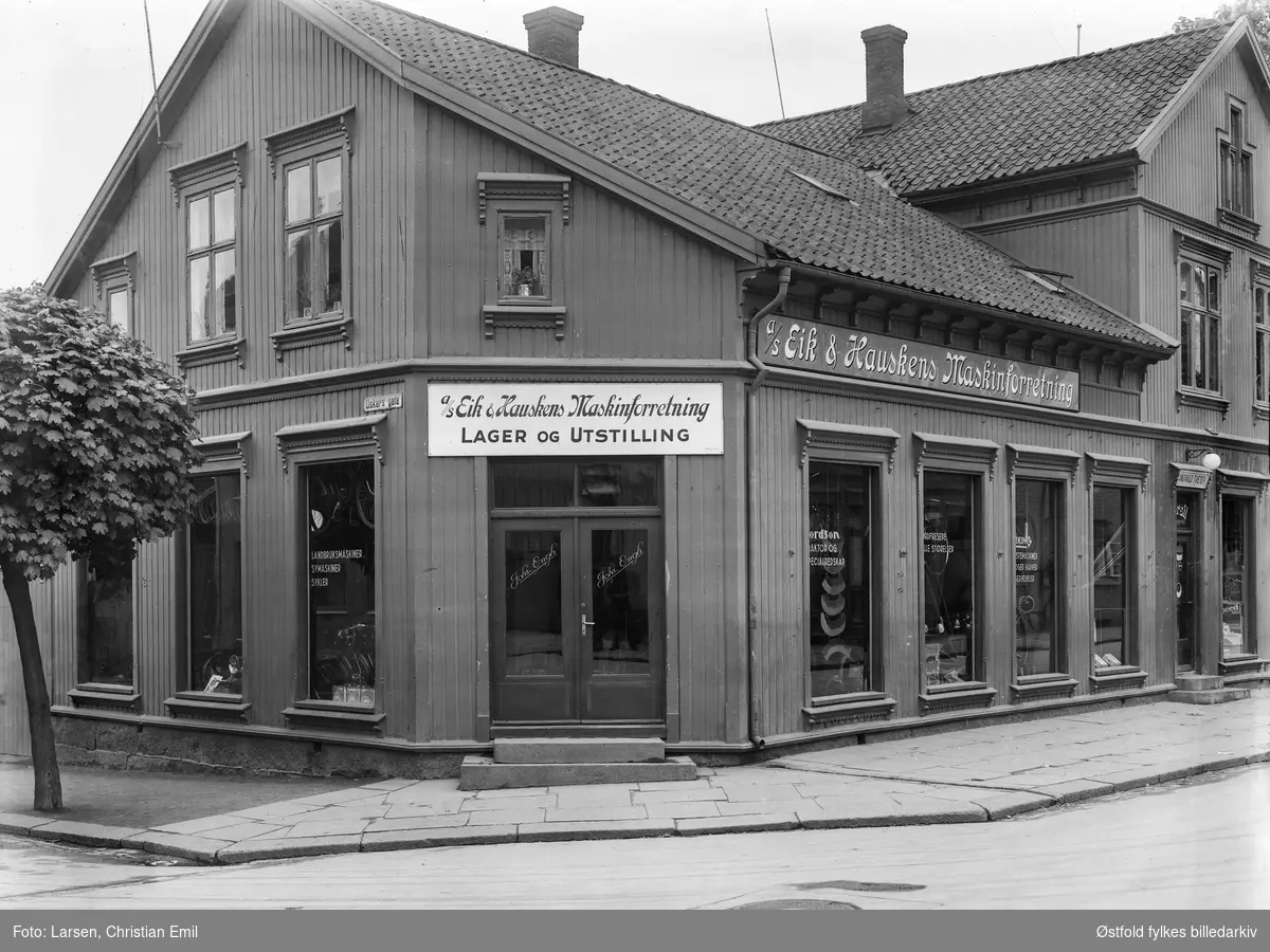 Forretningsgård i  Oskars gate 72 i Sarpsborg. Eik & Hauskens Maskinforretning AS, Ingvald Tveter, Johs. Engh.