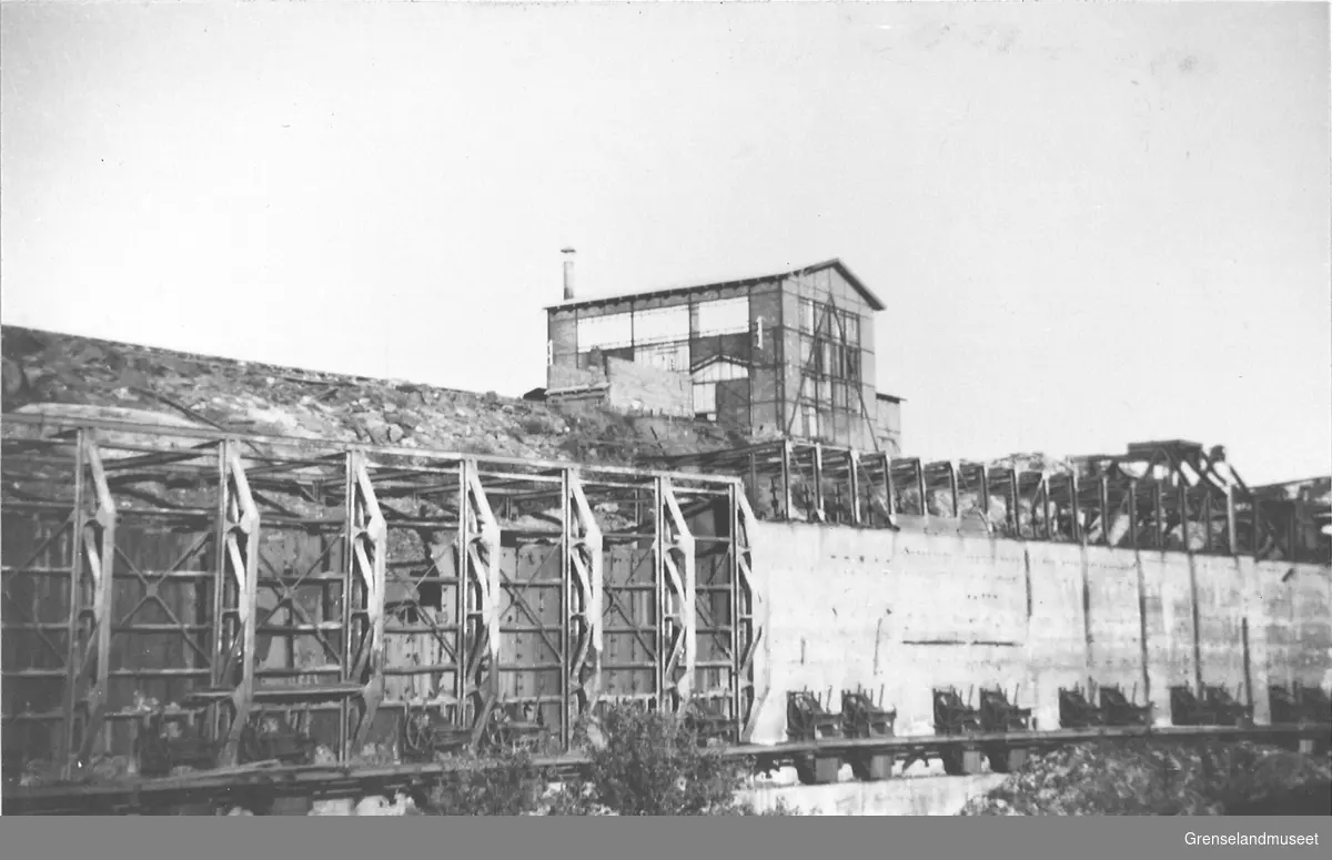 Avbildet er A/S Sydvarangers grovknuserverk i Bjørnevatn slikt som det så ut rett etter at andre verdenskrig var over. 