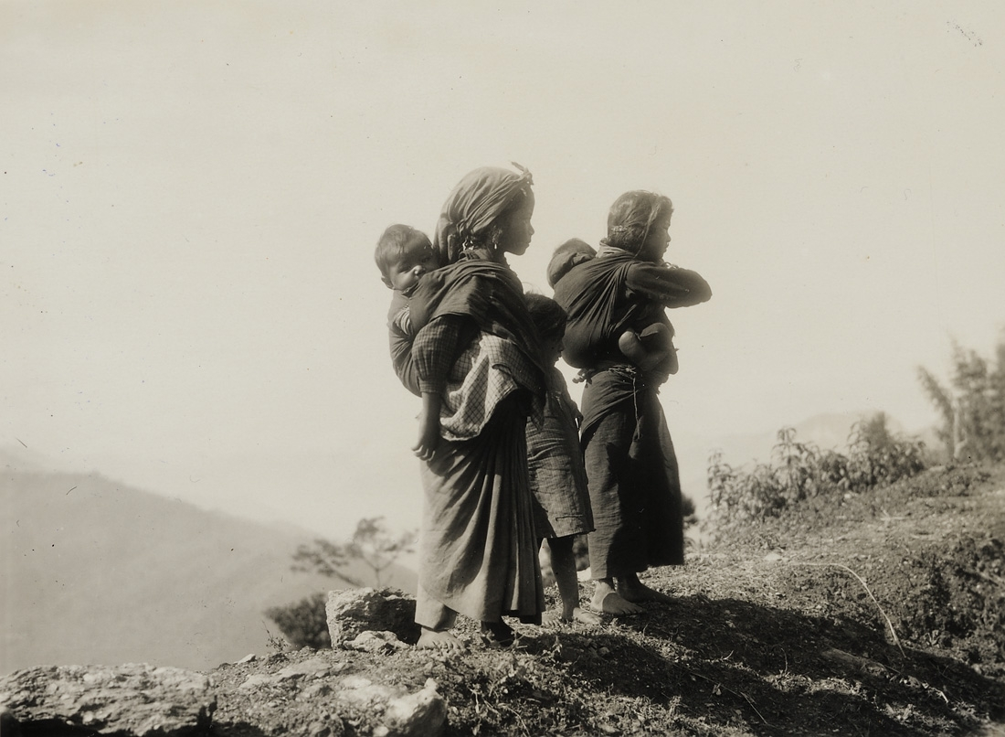 To indiske mødre i tolv års alderen. Vi har i alt 7 kopier i ulike størrelser og utsnitt.

Fotografi tatt i forbindelse med Elisabeth Meyers reise til India 1932-33.