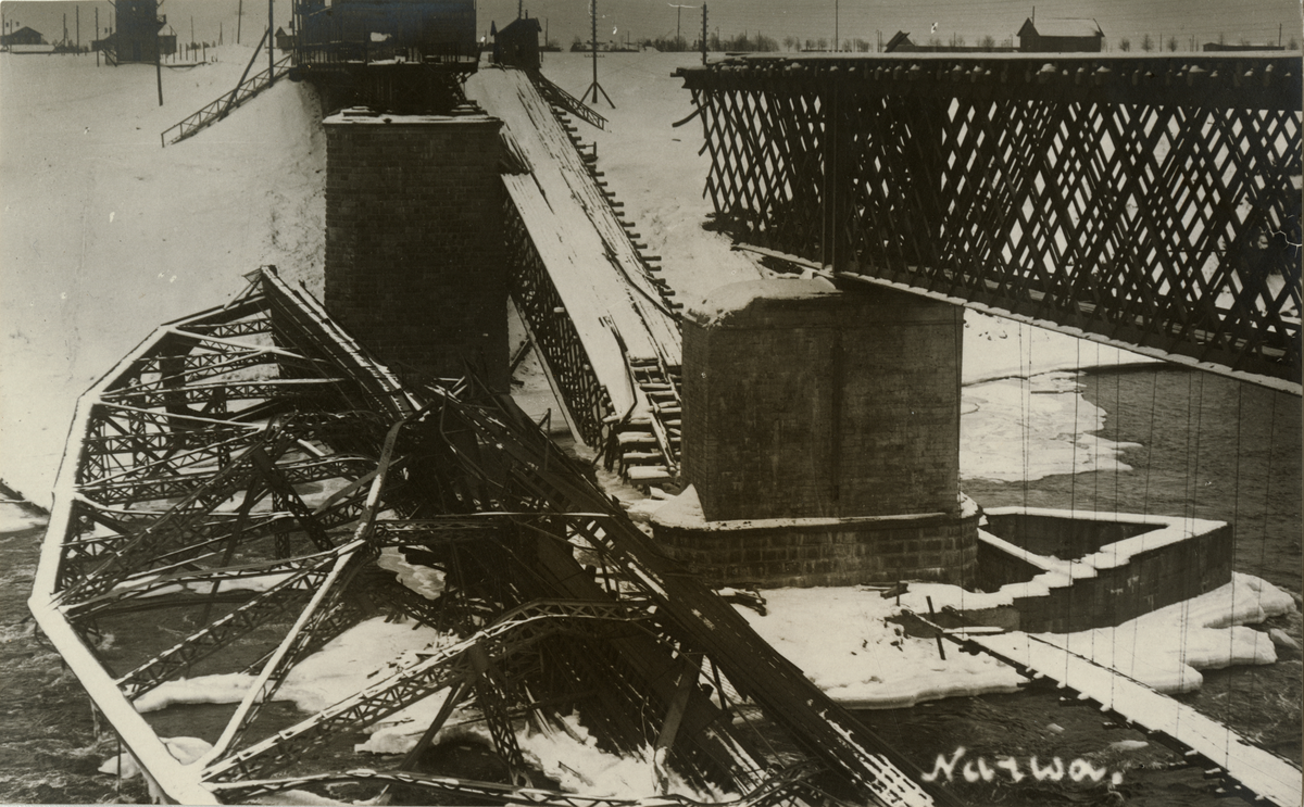 Text i fotoalbum: "Bron över Narva-floden sprängd."
