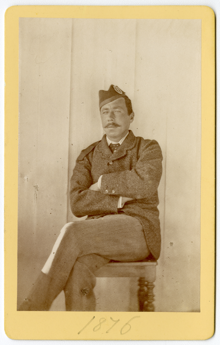 Foto av ukjent mann som sitter, antagelig på Dal gård. Foto tatt i 1876