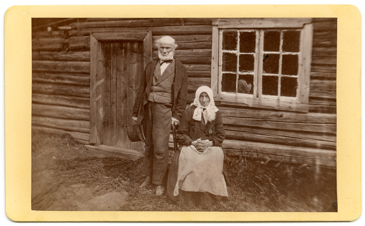 Foto av ukjent mann og kvinne, antagelig med tilknytning til Dal gård, ca. 1875 - 1885