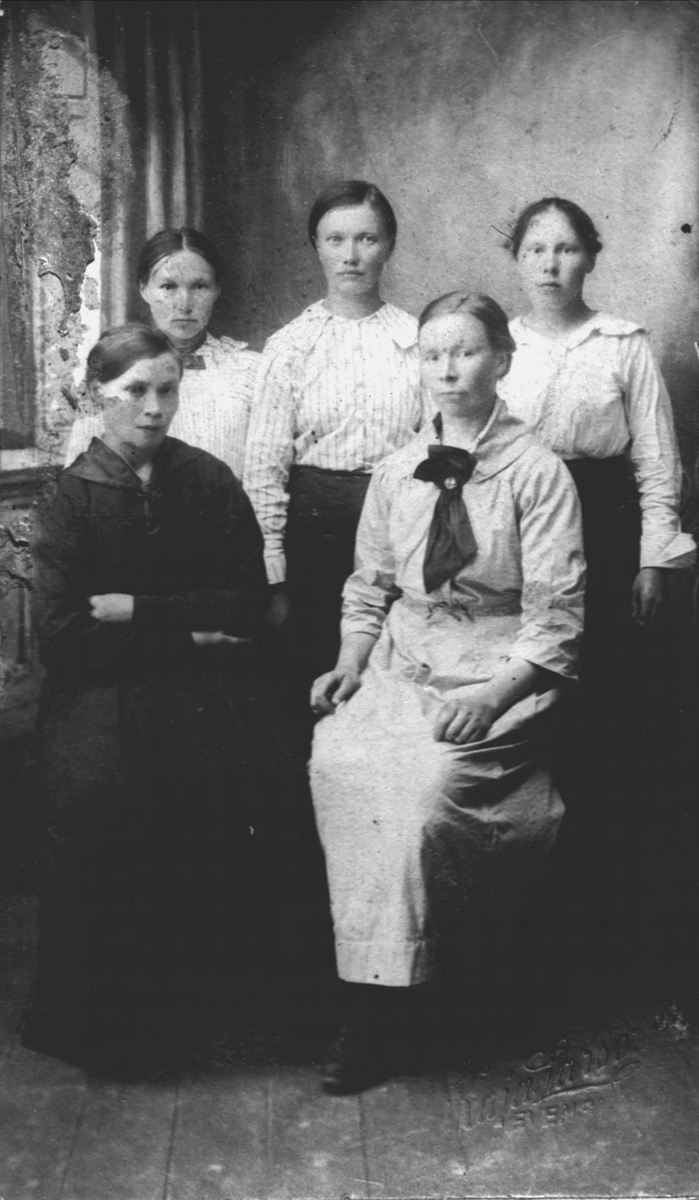 Studioportrett av fem kvinner fra Skånland.