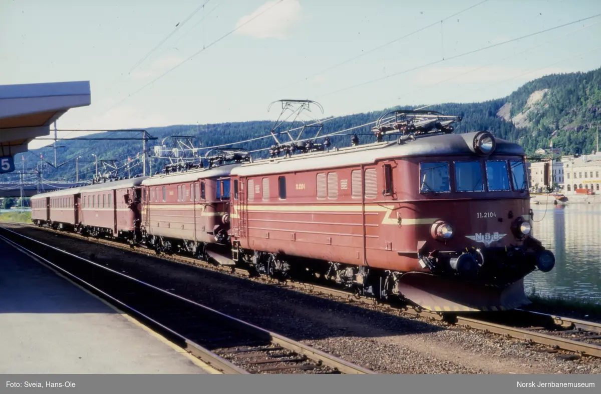 Elektriske lokomotiver El 11 2104 og El 11 2112 elektrisk motorvognsett type 68B på Drammen stasjon