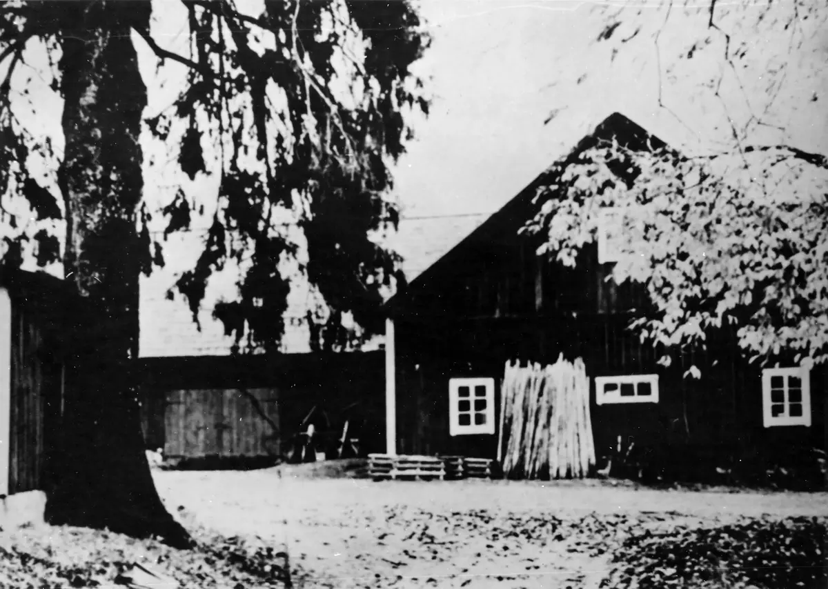 Ladugård och lada till den Herrängens Gård som fram till mitten av 1940-talet låg ca 1/2 km väster om Gubbängens Gård. (Ej att förväxla med Herrängens Gård vid Långsjön)
Från Curt Larsson. ::