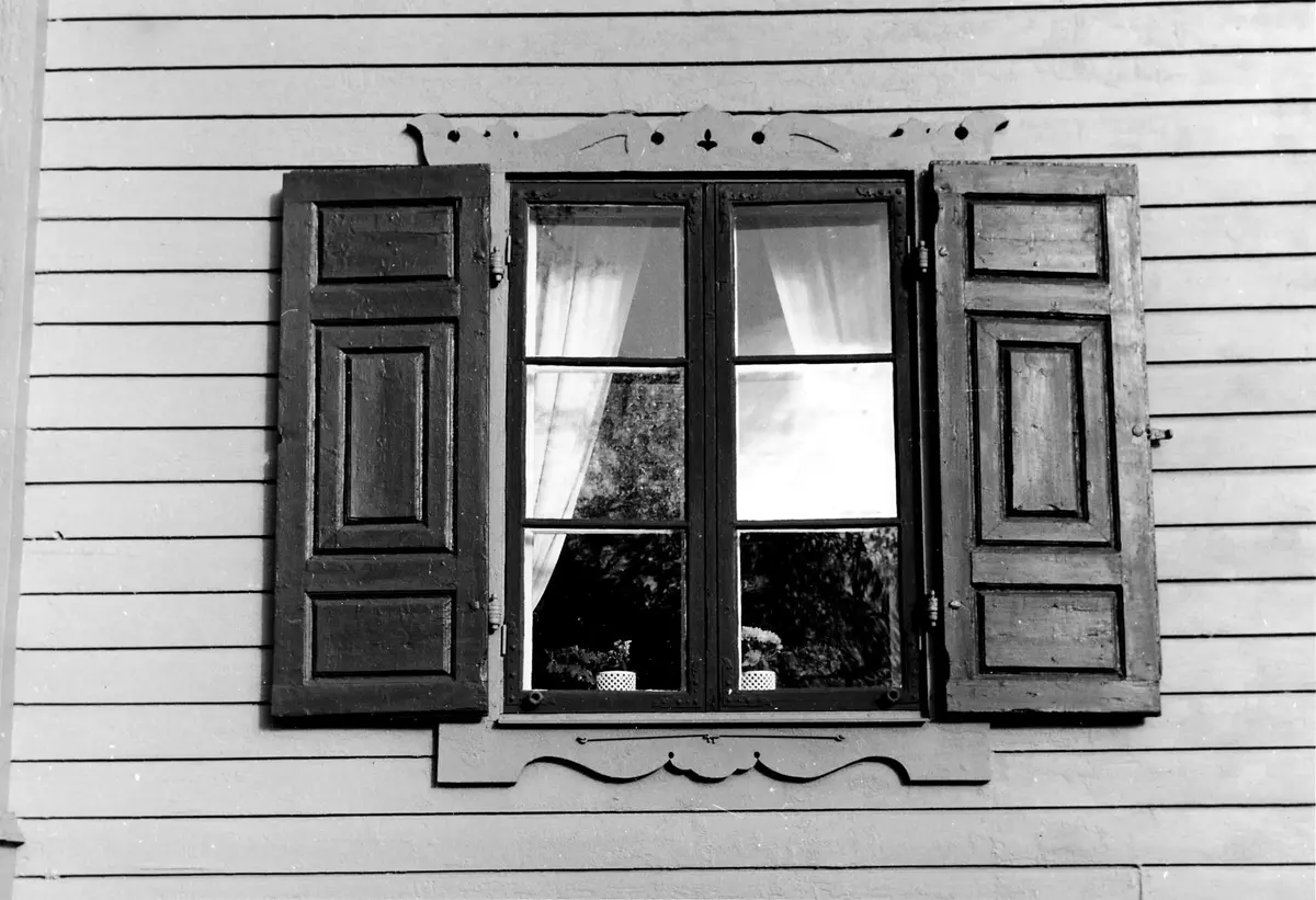 Herrängens gård 1972. 
Fönster med luckor på södra sidan. 
Fotograf Stig Jonsson.