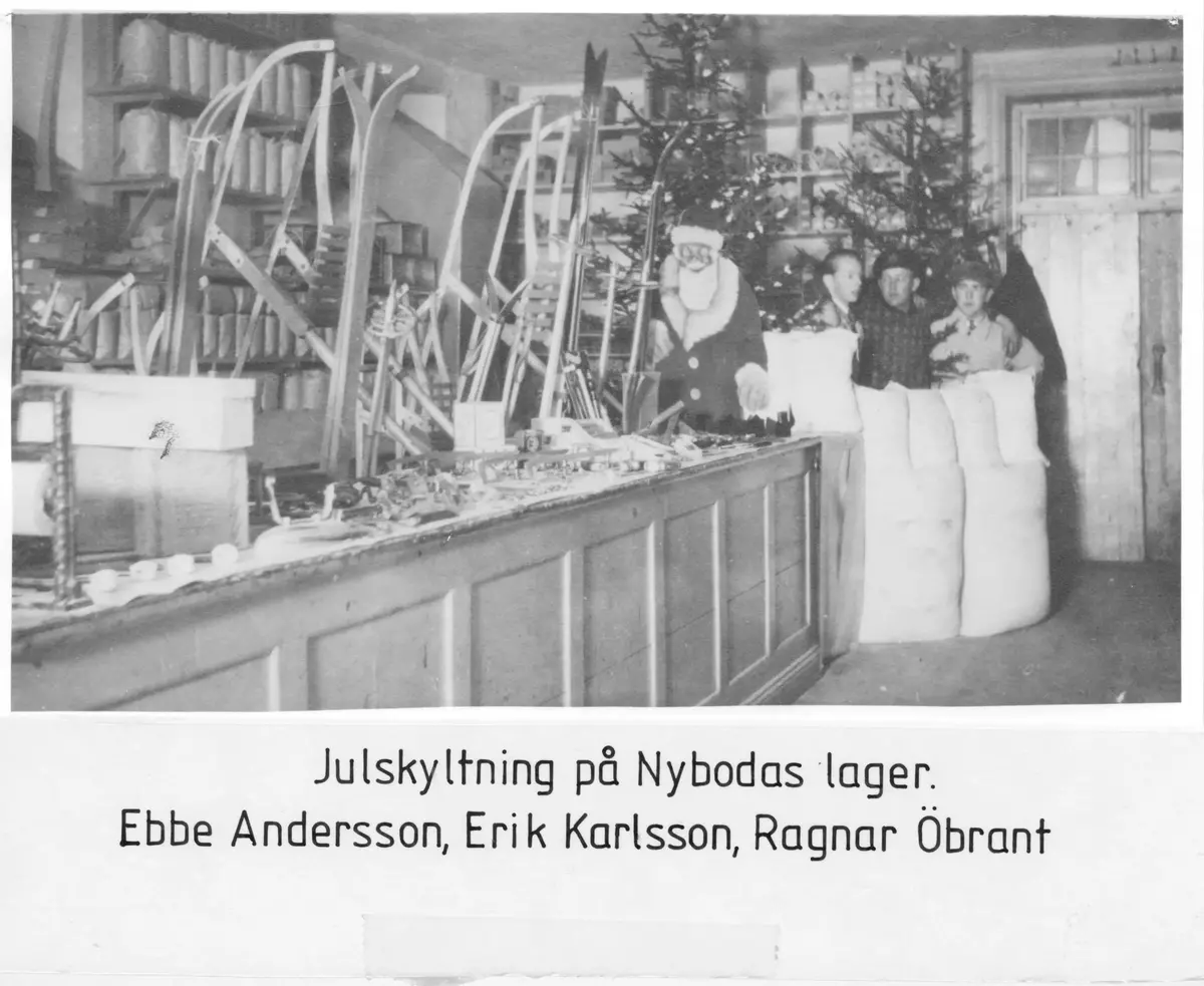 Konsum Nyboda. Julskyltning under första delen av 1950 talet. "Hugin hjälper husmor" med symaskiner och dammsugare.