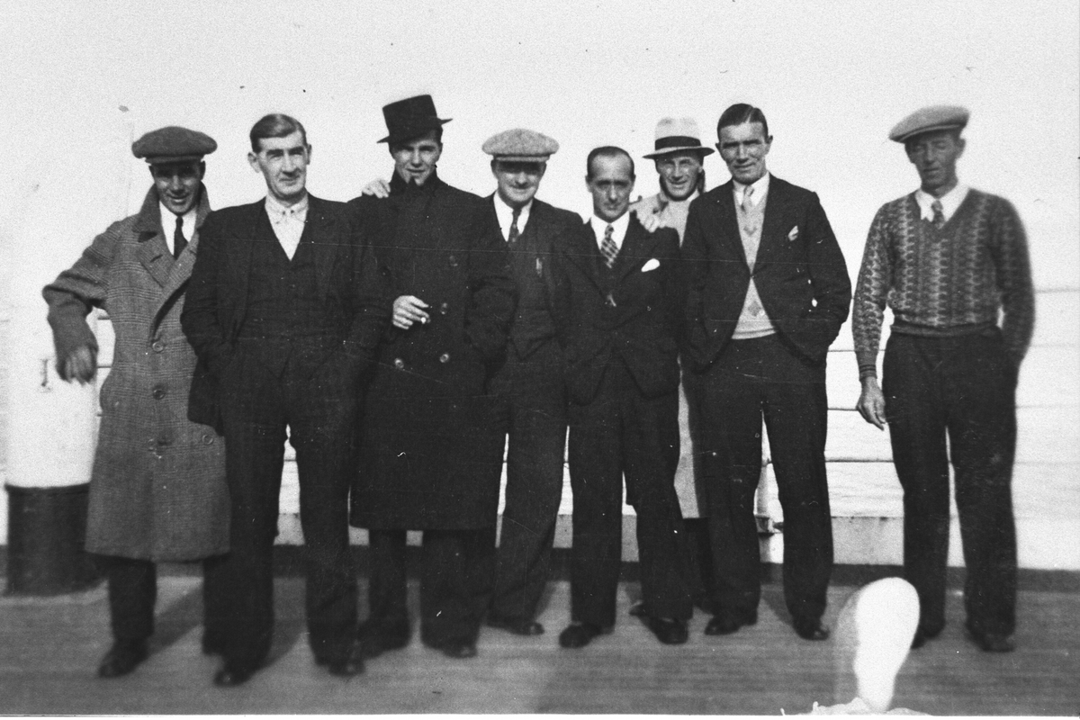 Gruppe,frakk,jakke,bukse,luve og hatt.
På båten over til Amerika 1928.
Ei gruppe med emigrantar nr. 3 frå høgre er
Hermann Liahagen.
