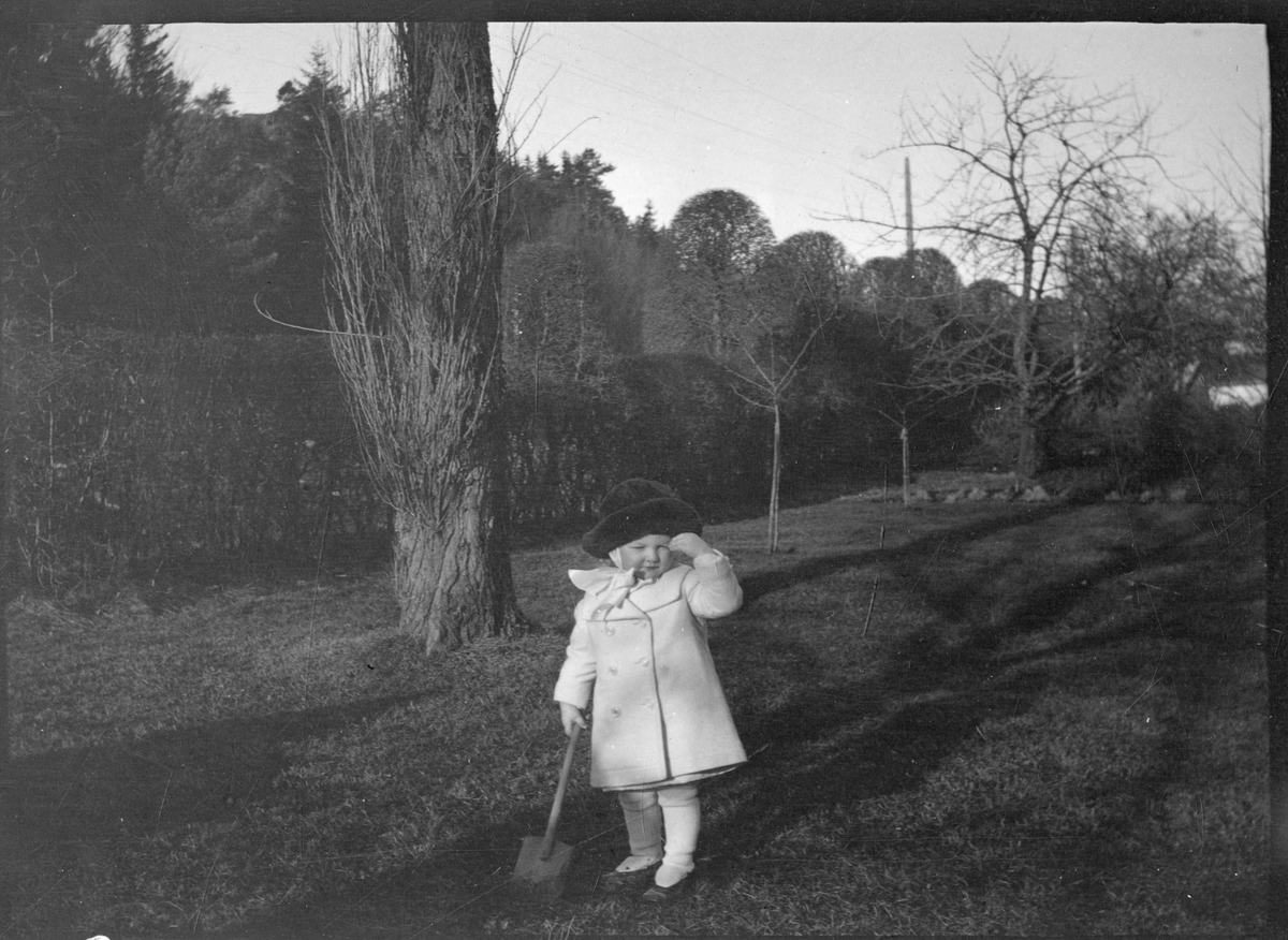 Foto av ukjent barn med spade. Fritz? Foto tatt i 1914
