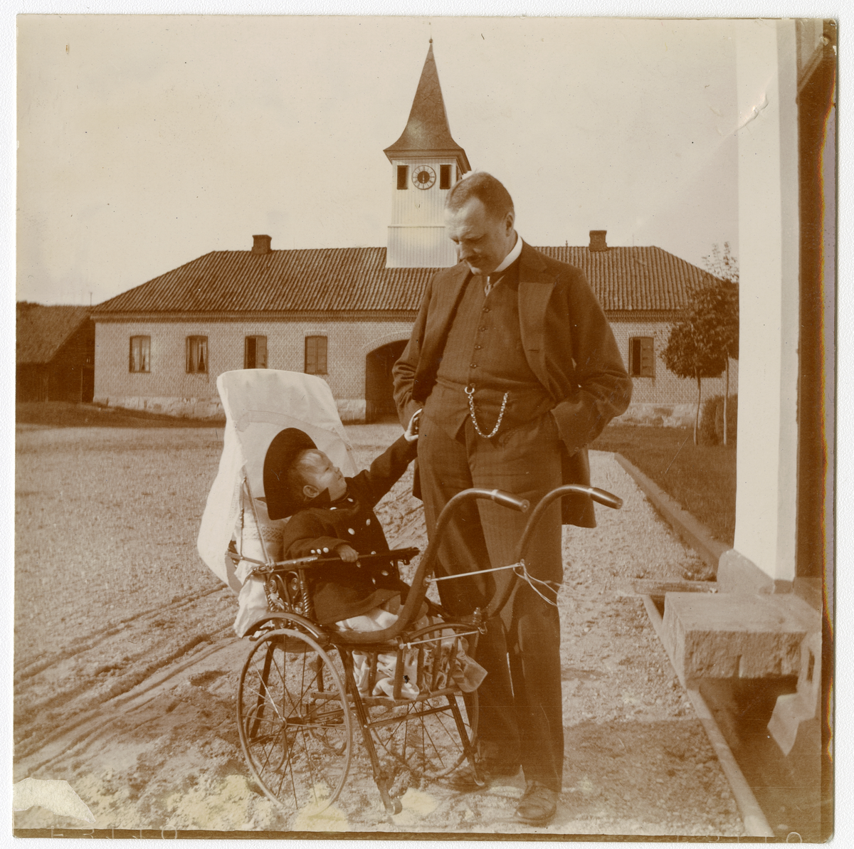 Foto av mann med barn. Antagelig er barnet Nils Frederik Aall og mannen hans far, Cato Aall