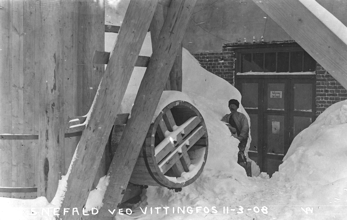 All snømåking måtte gjøres for hånd. 
Fotograf Albert Wüller (1877-1944) , ingeniør fra Nyland Mek. 
Leverandør av maskiner til bruket. 
Personen på bildet ukjent.
