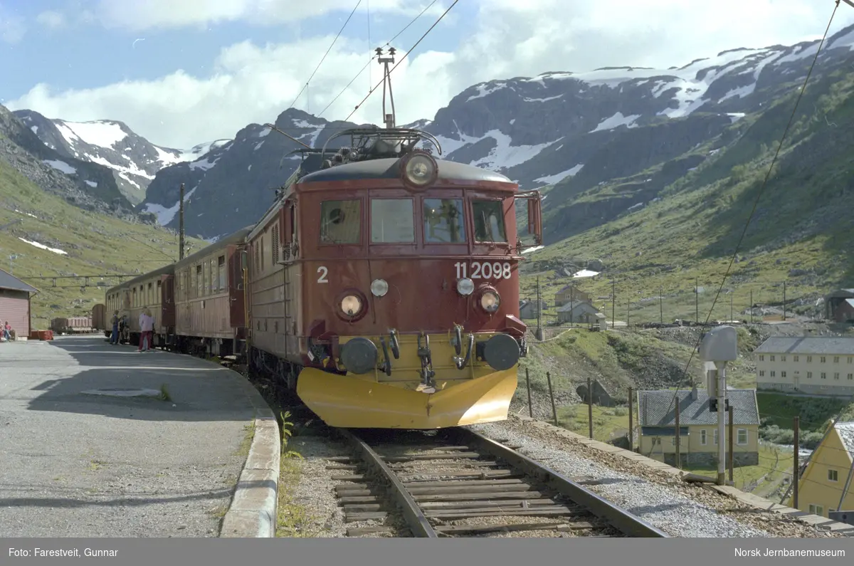 Elektrisk lokomotiv El 11 2098 med persontog til Flåm på Myrdal stasjon