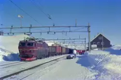 Elektrisk lokomotiv El 16 2209 med godstog til Bergen på Fin