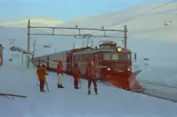 Elektrisk lokomotiv El 11 2079 med persontog fra Ål til Berg