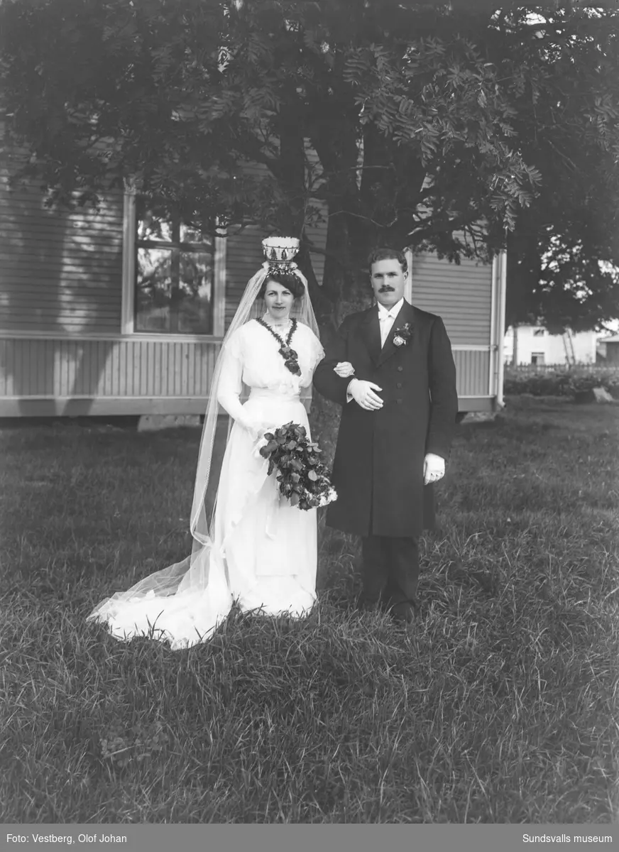Tre bilder från ett bröllop med brudpar och bröllopsgäster framför en byggnad med ljus panel och glasveranda.