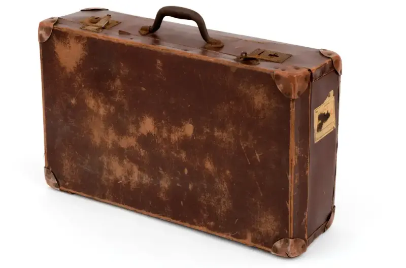 Foto av en amerikakoffert. Kofferten er av brunt skinn.