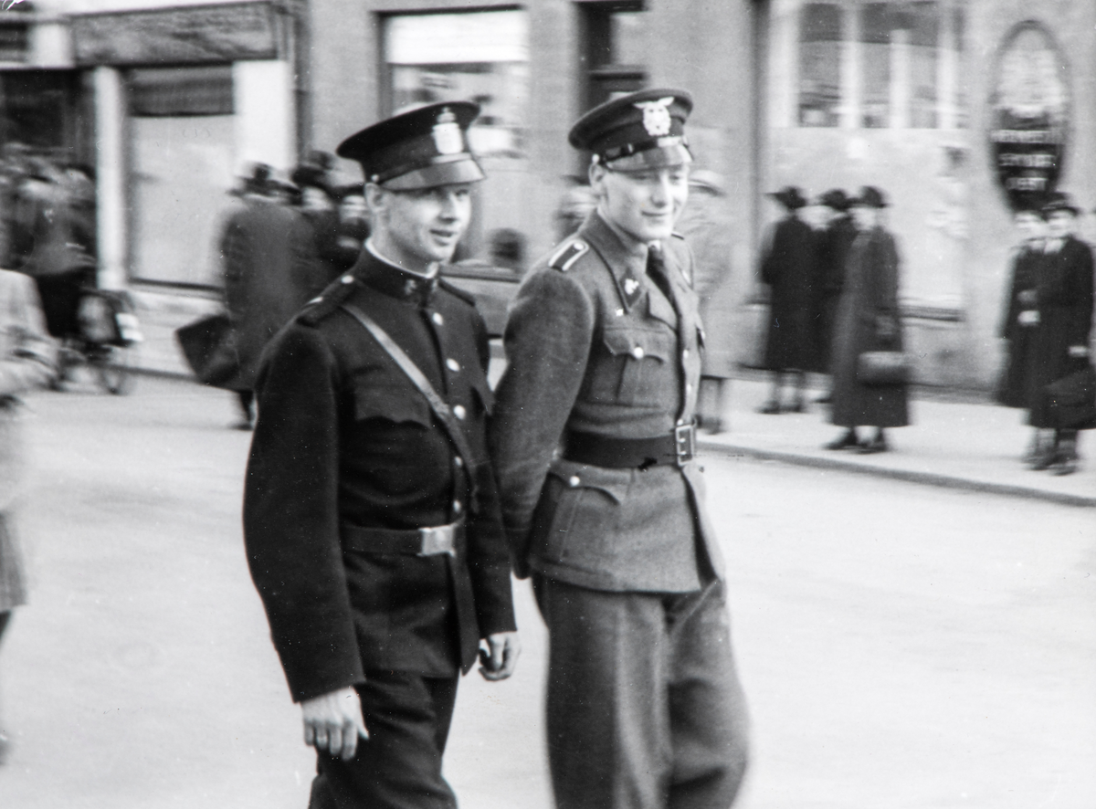 Bilder fra frigjøringsdagene i mai 1945. En politibetjent og en militær patruljerer gatene i Hamar.