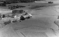 Gården Hauger gnr 10  bn 1,4, 6,  i Varteig 1956, flyfoto.