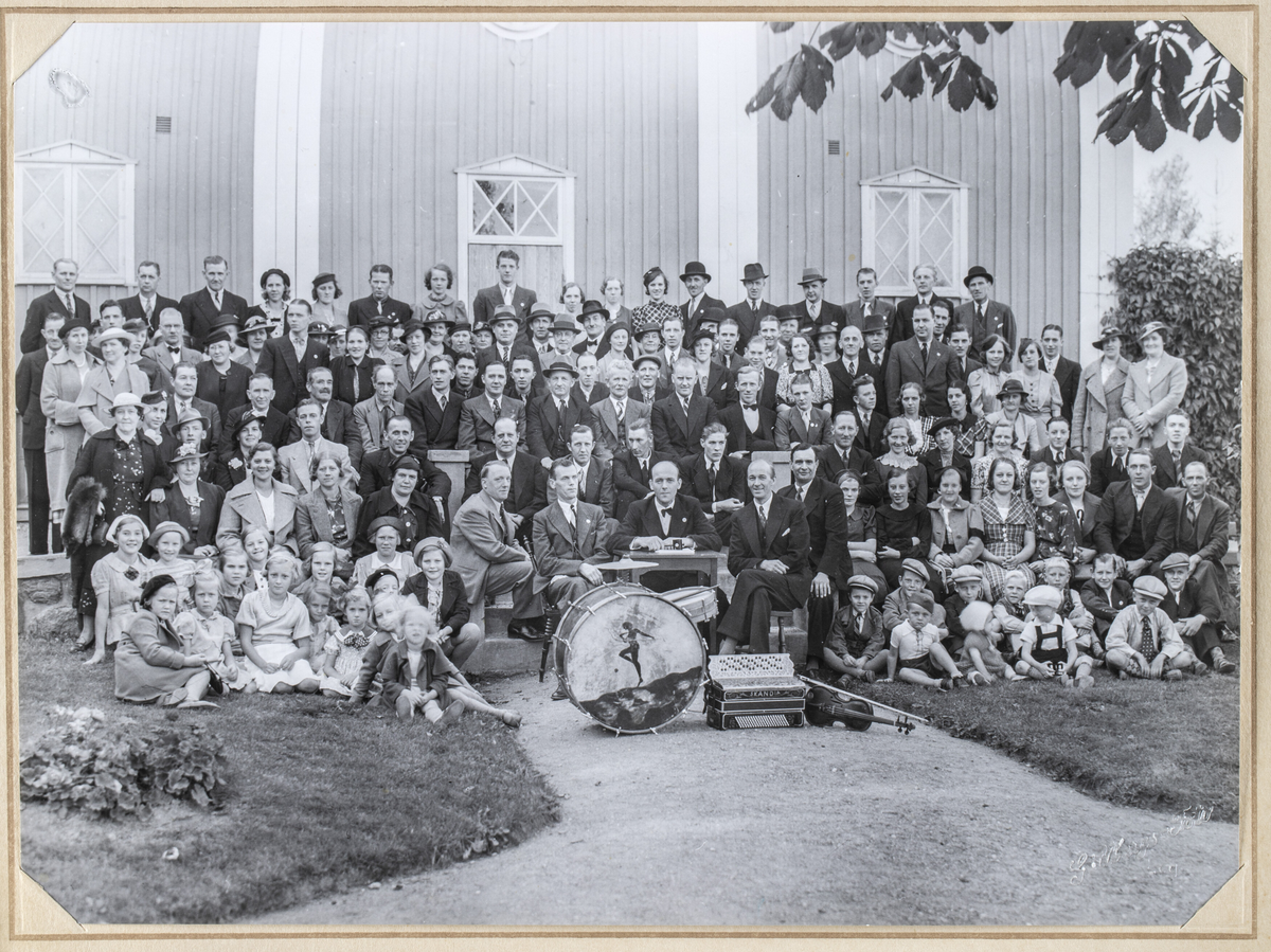 Gruppfoto utanför Gula Paviljongen i Folkets Park i Linköping.
Bilden är tagen vid en personalfest, troligen 1936-1938.