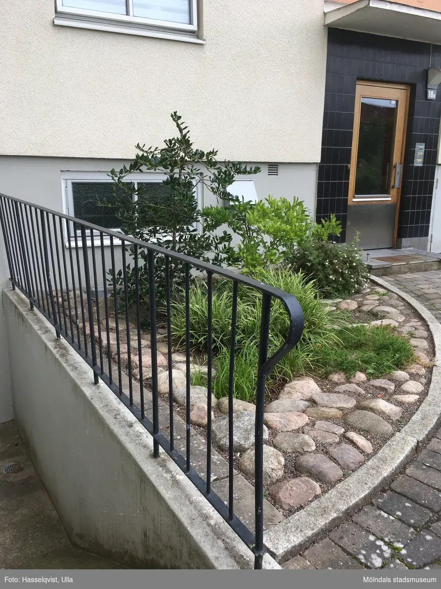 Plantering utanför porten till bostadshuset med adressen Hagåkersgatan 18D i Bosgården, Mölndal, år 2019.