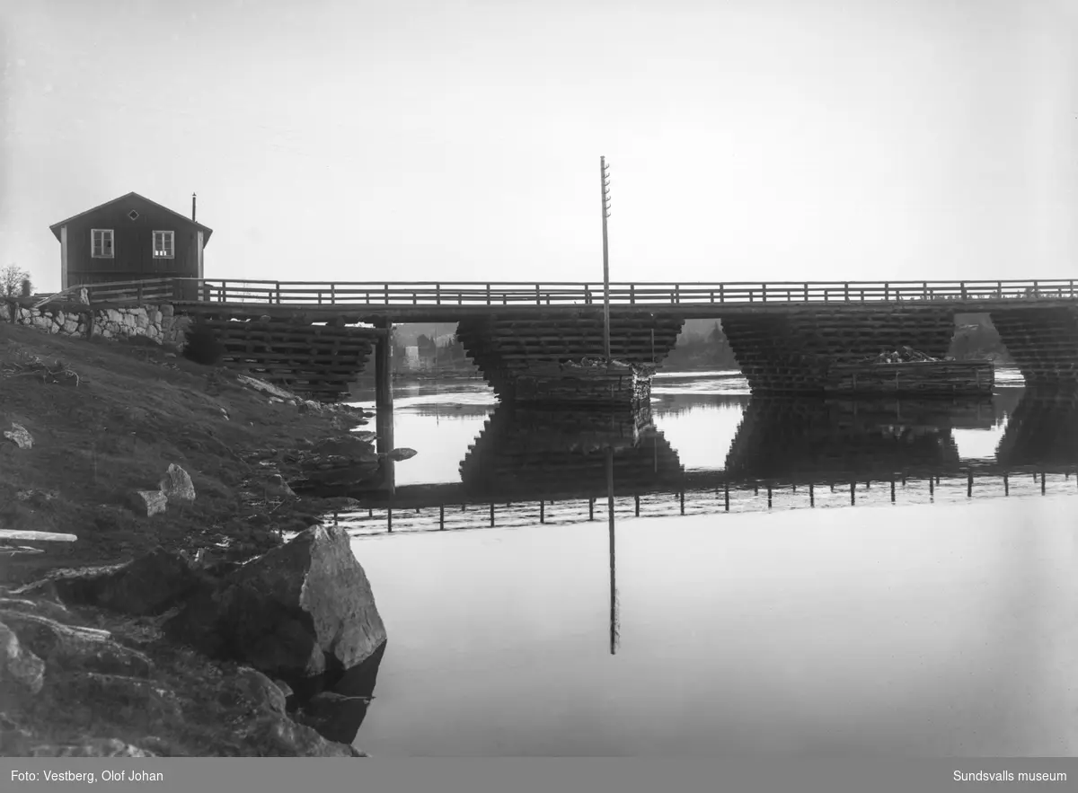 Två bilder av den gamla träbron i Njurundabommen, tagna österut, innan den nya betongbron började byggas.
