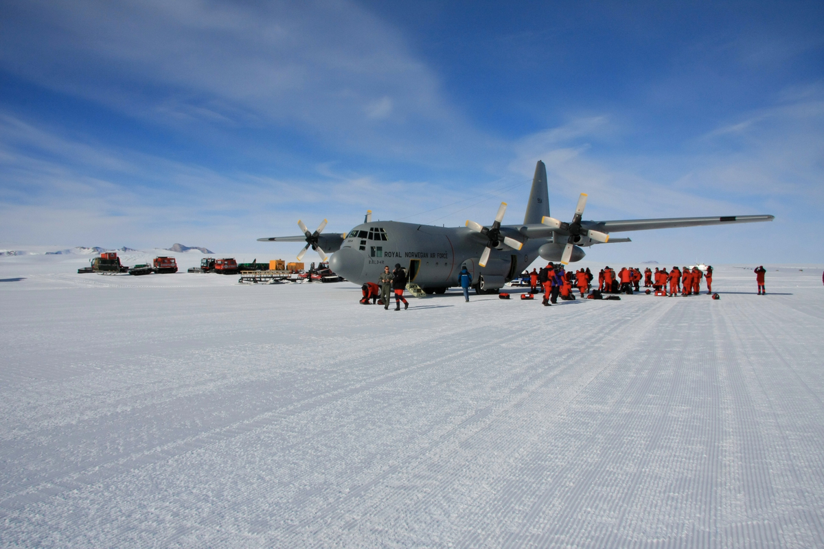 Lockheed C-130H Hercules 954 "Balder" på Troll basen Antarktis i 2008.