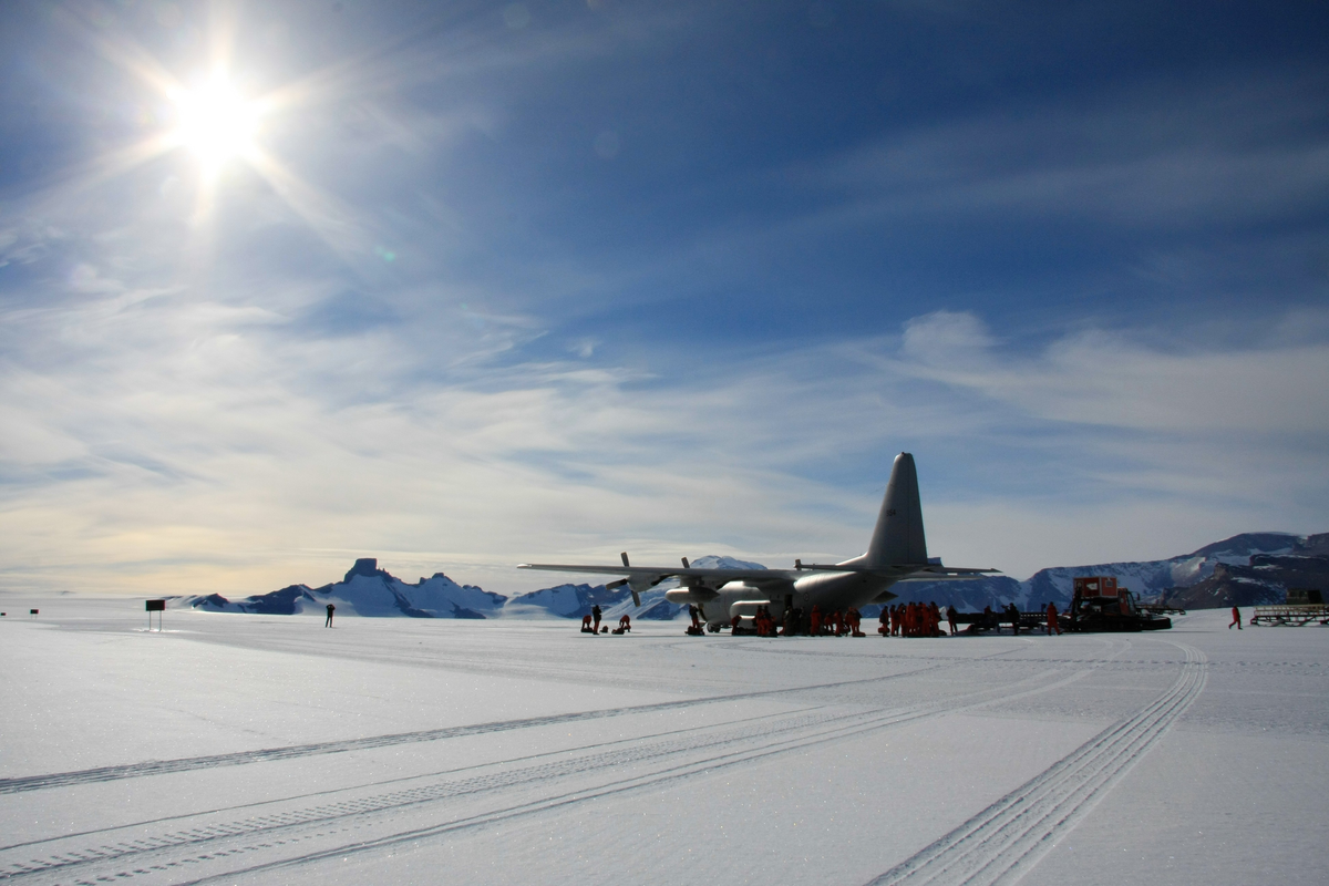 Lockheed C-130H Hercules 954 "Balder" på Troll basen Antarktis i 2008.