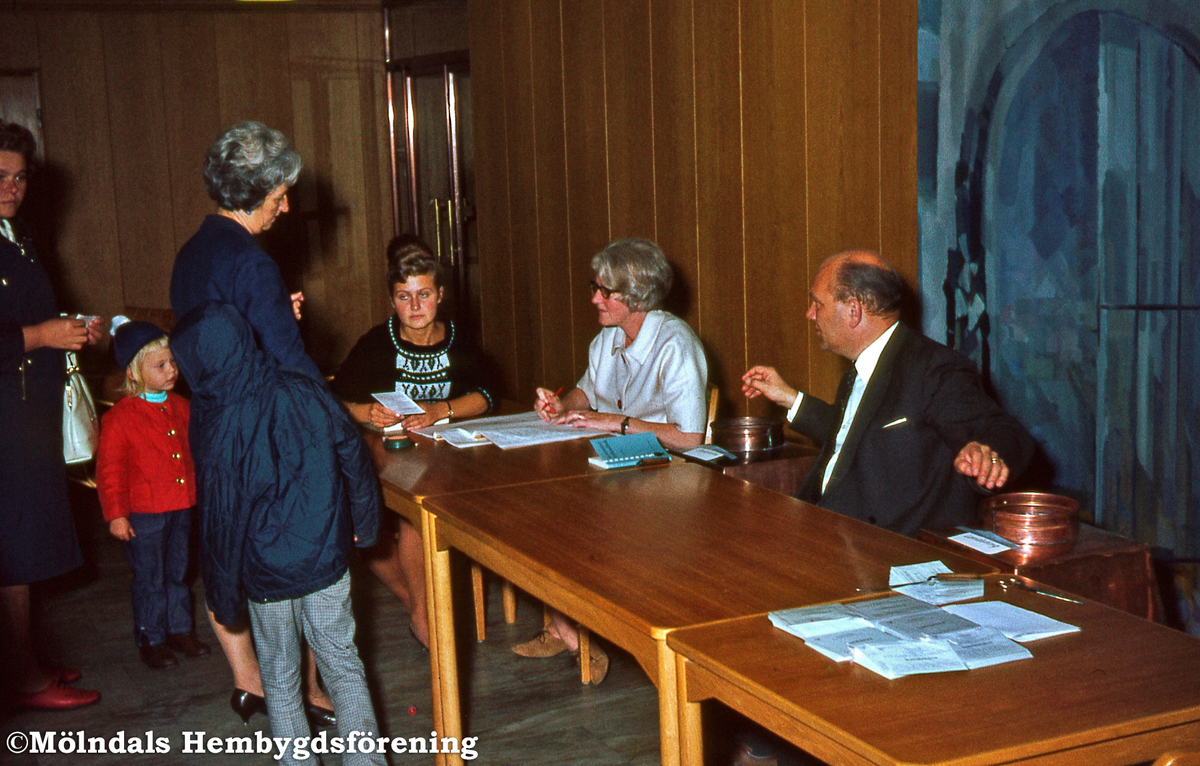 Röstning i vallokalen på Mölndals stadshus under valdagen, år 1966. Sim 2:9.